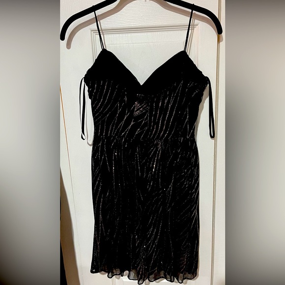 GORGEOUS PROM DRESS!!! Hailey Logan by Adrianna Papell. Size 3/4 - Picture 2 of 11